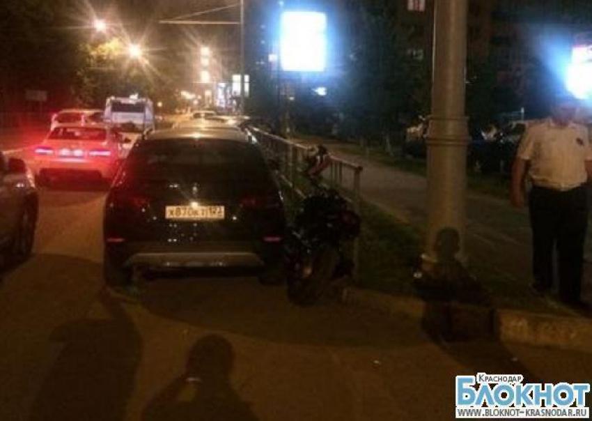 В Краснодаре мотоциклист влетел в два автомобиля