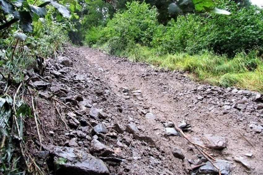 В Сочи оползень заблокировал дорогу 
