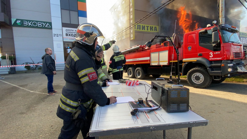 В Краснодаре загорелся трехэтажный магазин на площади 1500 квадратных метров