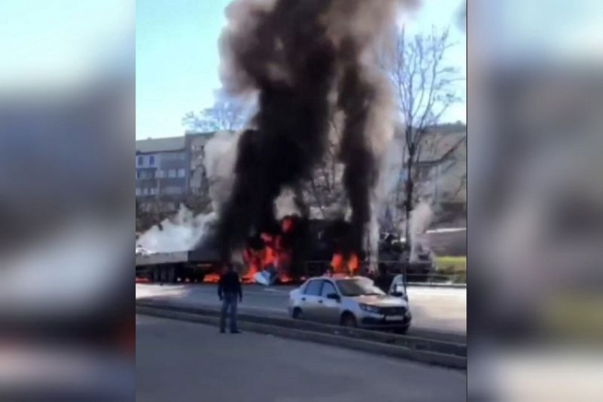 Два большегруза загорелись после жесткого столкновения в Джубге - видео