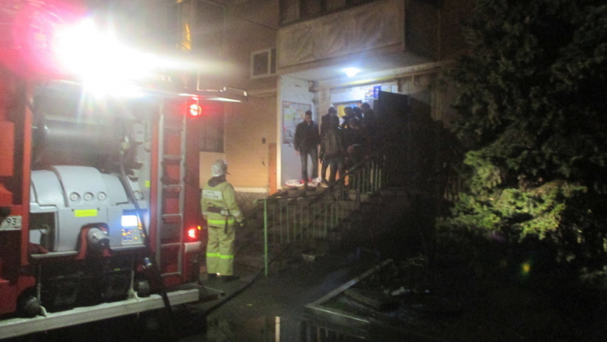 В Краснодаре в результате пожара в многоэтажном доме пострадал мужчина
