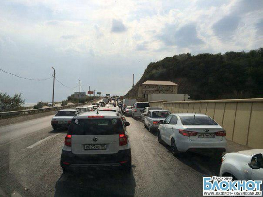 Автолюбители  жалуются на многокилометровые пробки в районе Джубгинского поста