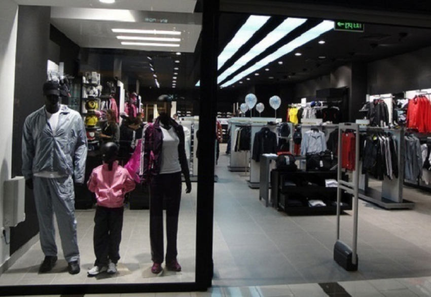 В Краснодаре парень попытался бежать из магазина в краденой одежде 