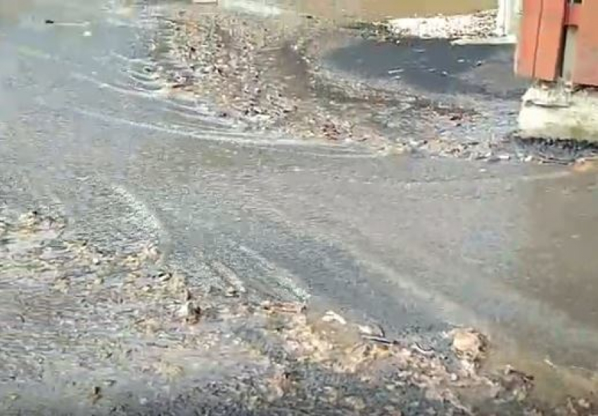 По улицам Сочи потекли зловонные канализационные реки