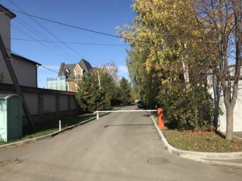  От шлагбаумов и блоков освободили 15 дорог в Краснодаре 