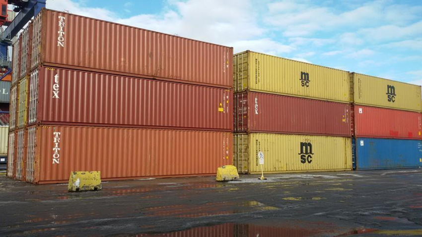 В Новороссийск доставили первое оборудование команд «Формулы-1»