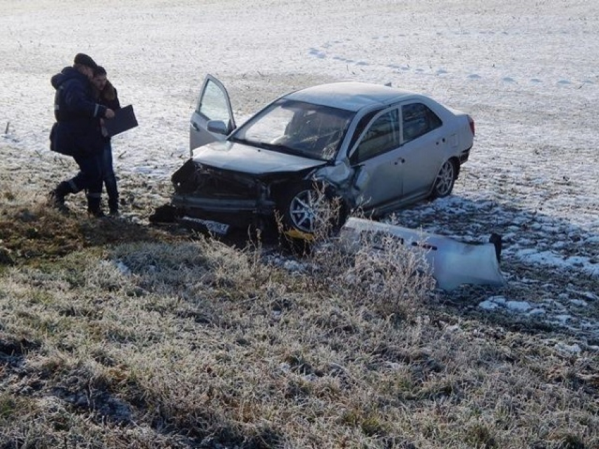 Из-за гололеда в Кущевском районе столкнулись два автомобиля 
