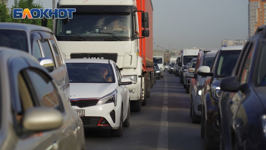 Четыре сотни автомобилей попали в пробку перед Крымским мостом 