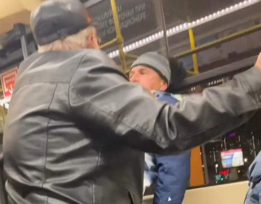 Антимасочник подрался с пассажиром в краснодарском трамвае