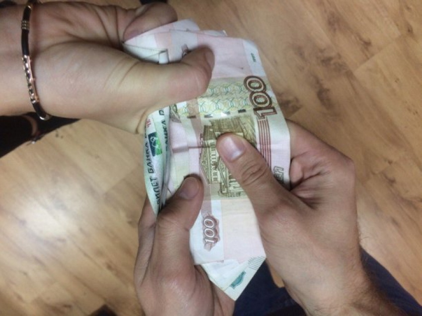 Мужчина вымогал у краснодарца 100 000 рублей за обиду возлюбленной 