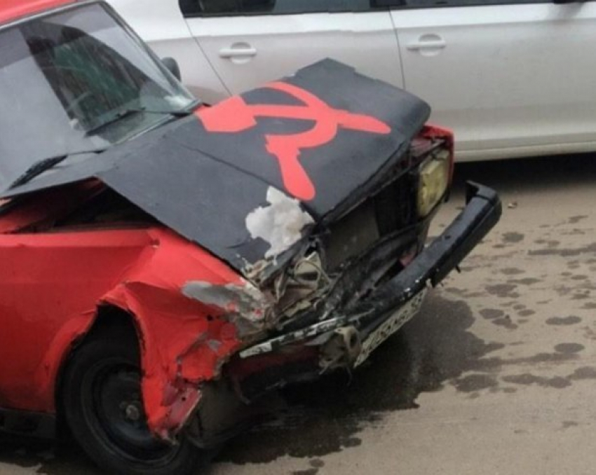  Пьяный водитель на машине с серпом и молотом протаранил 4 припаркованных авто в Краснодаре 