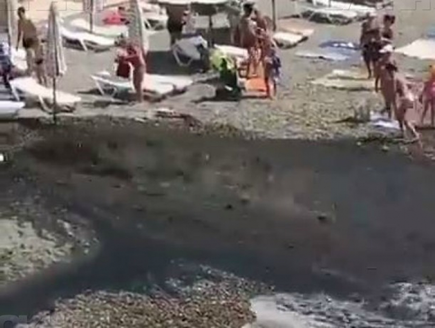  В администрации Сочи сказали, что мутный поток нечистот на пляже оказался питьевой водой 