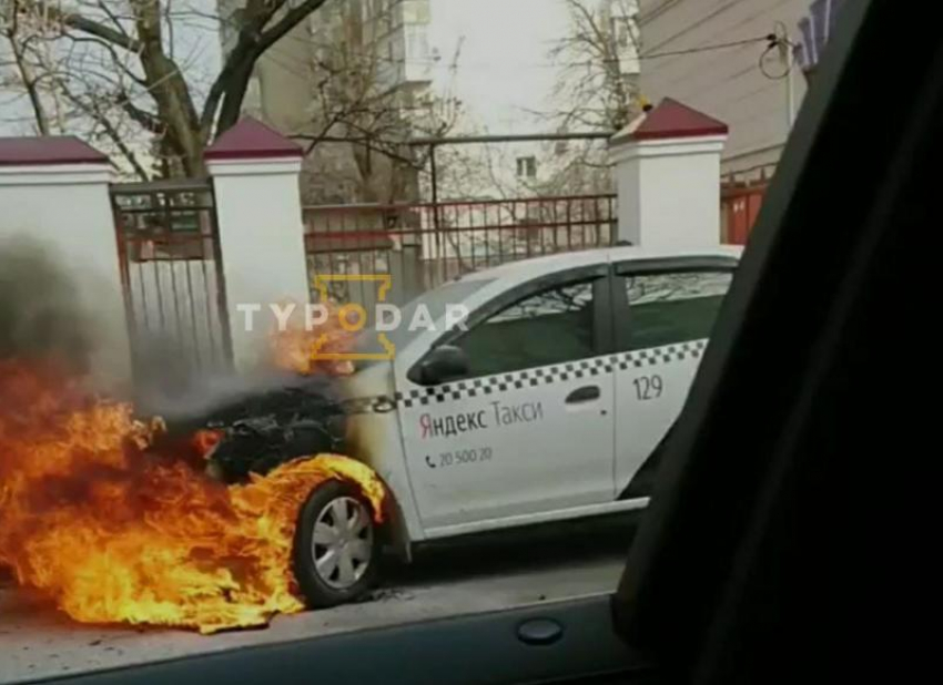 В Краснодаре сгорело такси