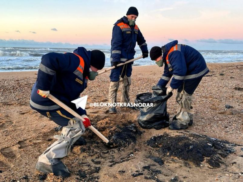 Новые пятна мазута прибило к побережью Краснодарского края