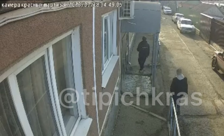 В Краснодаре двое мужчин преследовали одиннадцатилетнюю девочку
