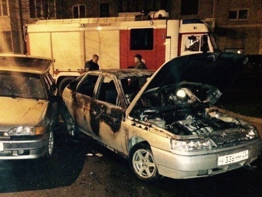 В спальном районе Краснодара сгорел автомобиль