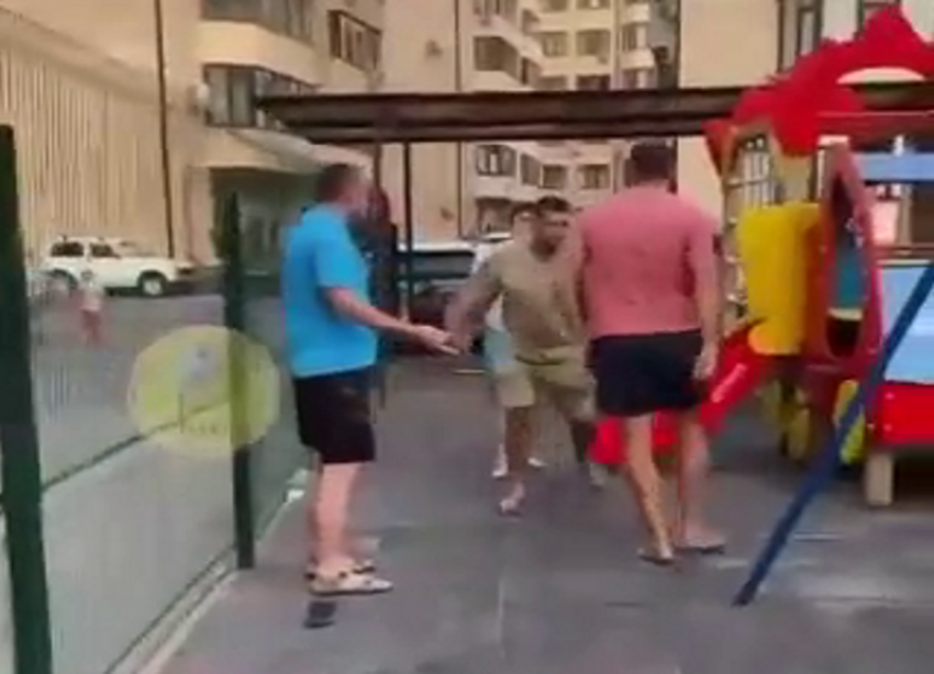 Мужчины подрались из-за чипсов на детской площадке в Анапе - видео