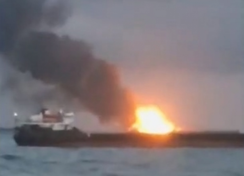 «Творится что-то жуткое»: загорелся газовоз в Керченском проливе