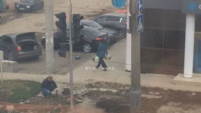 Житель Краснодара прибрал к рукам тротуарную плитку на Тургенева 