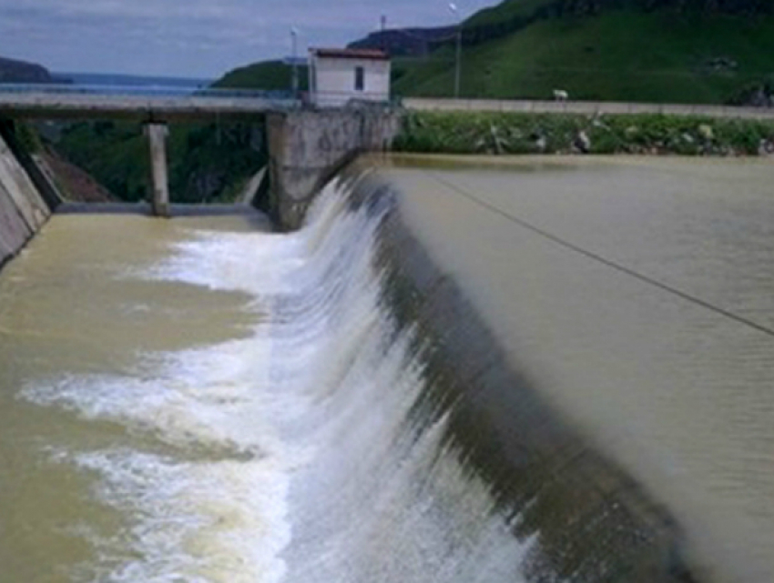 Кубань уровень воды в реке сегодня краснодар. Краснодарское водохранилище. Плотина Краснодарского водохранилища. Волны на Краснодарском водохранилище. Глубина Краснодарского водохранилища.