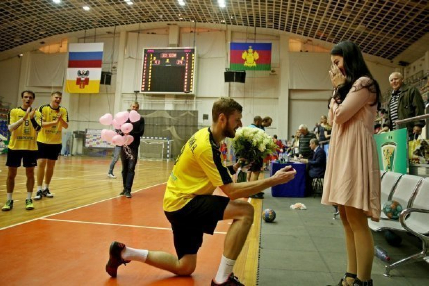  Гандболист краснодарского СКИФа сделал предложение своей девушке прямо во время матча 