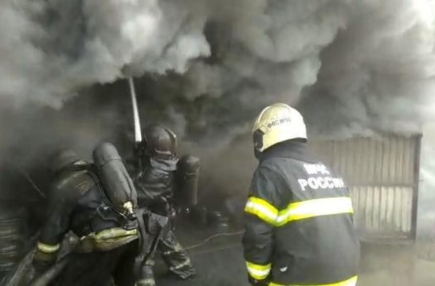 Один из пострадавших при пожаре на нефтебазе в Новороссийске скончался