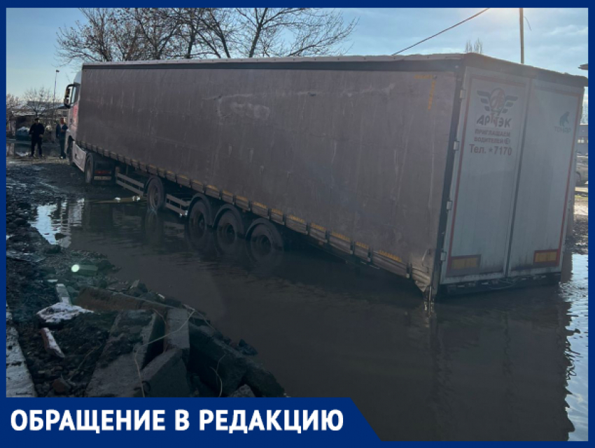 Даже фура захлебнулась: на улице Автомобильной в Краснодаре застряли авто 