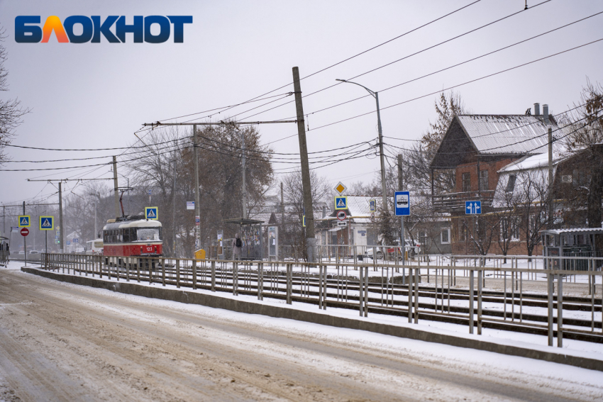 Забитые трамваи и скользкие дороги: в Краснодаре борются с последствиями очередного снегопада