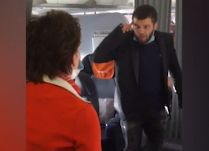 Рейс из Сочи экстренно сел в Волгограде из-за пьяного дебошира