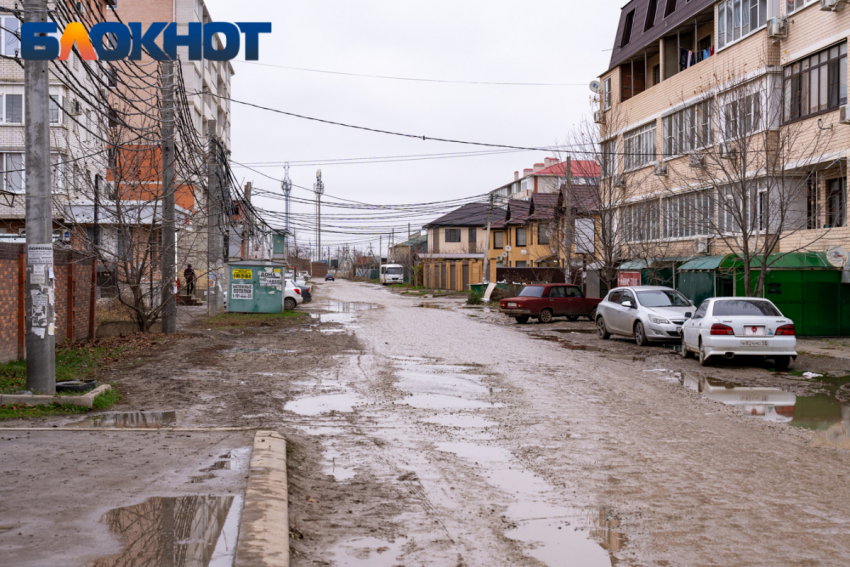 Краснодарцы обратились к мэру из-за болота вместо улицы в поселке Российском