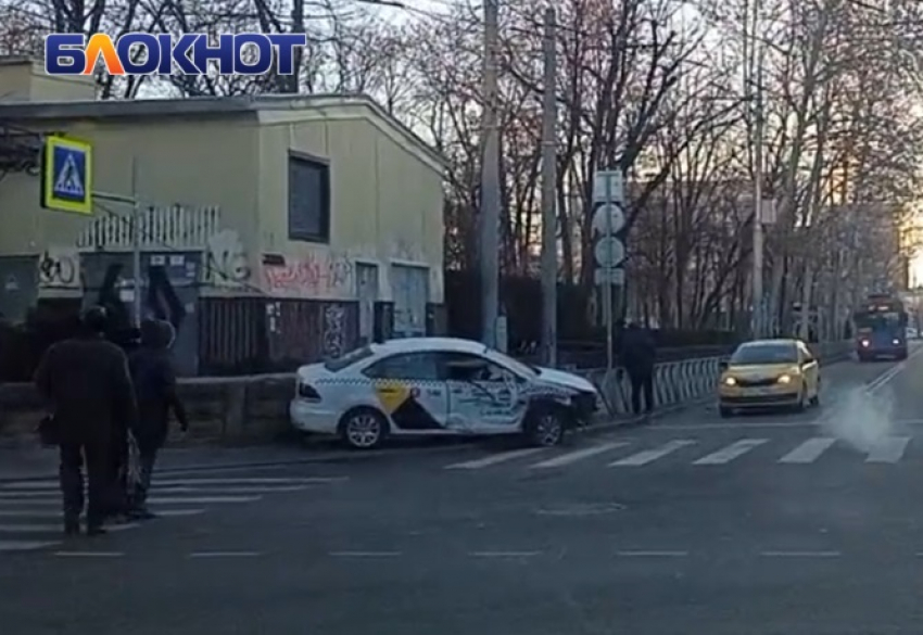 В центре Краснодара такси сбило светофор: видео