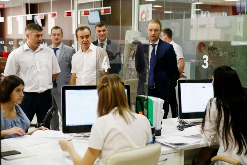Работу МФЦ в Краснодаре оценил губернатор Кондратьев