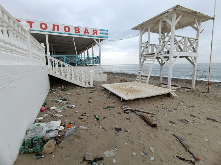 После окончания сезона пляж в Лермонтово превратился в мусорную свалку 