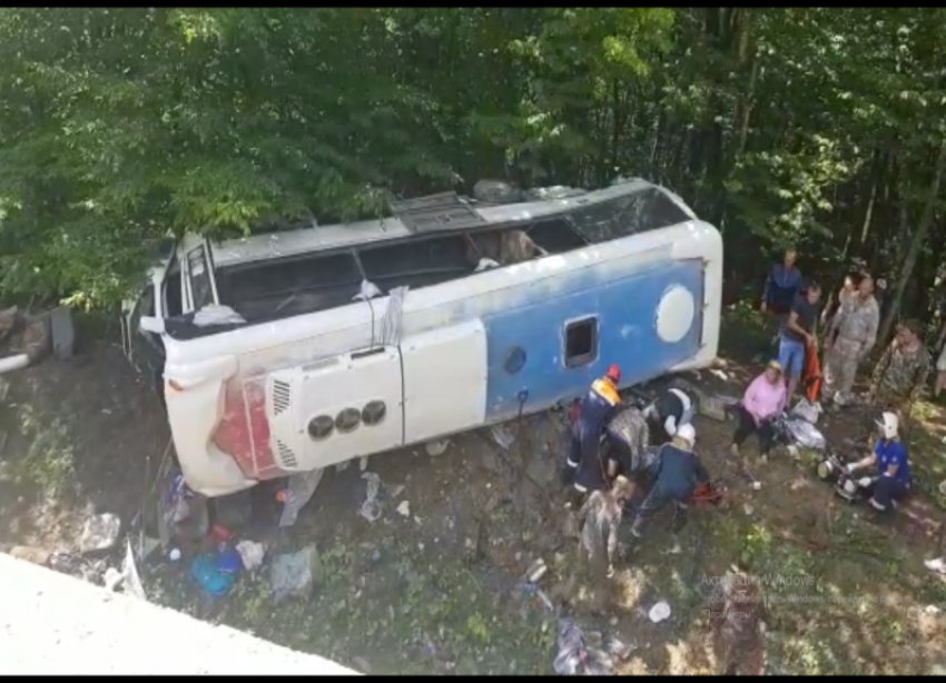 На Кубани перевернулся автобус: один человек погиб, 21 пострадал