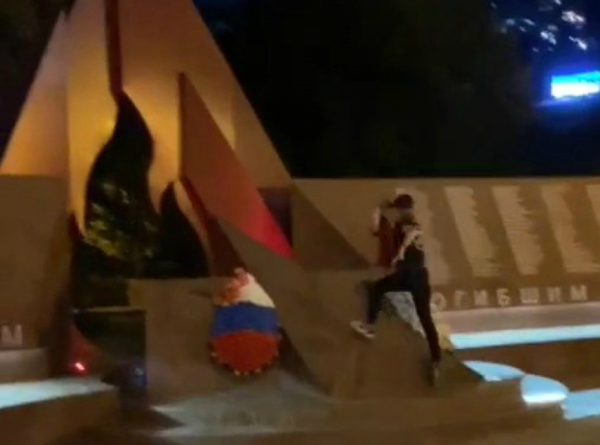 Полиция заинтересовалась подростками, прыгавшими по военному мемориалу в Сочи