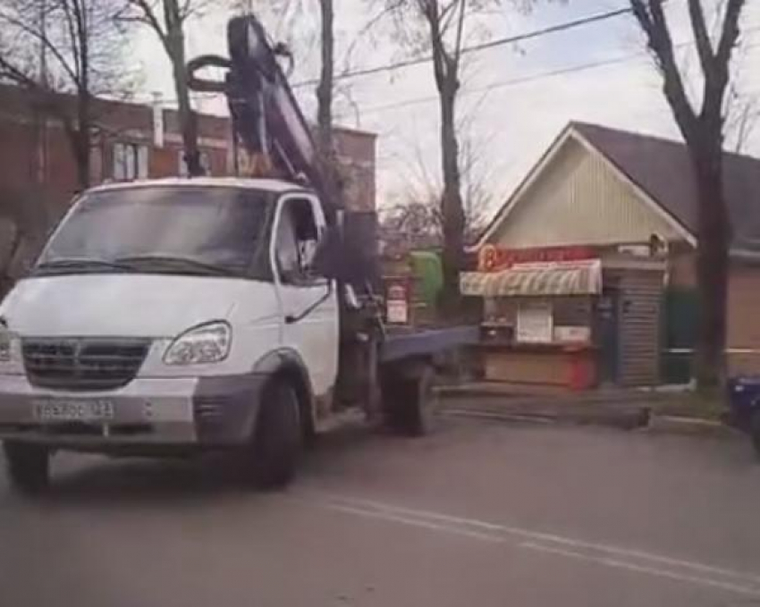 Мужчина снял на видео «грубые нарушения» эвакуаторов в Краснодаре