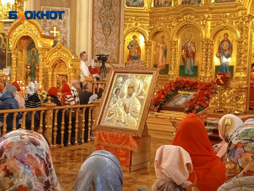 Святыню из сербского монастыря встретили сотни верующих в Свято-Екатерининском соборе Краснодара