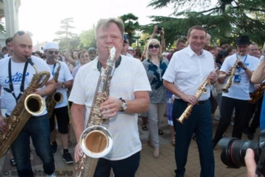 Десятки музыкантов с саксофонами и кларнетами вышли на набережную в Сочи