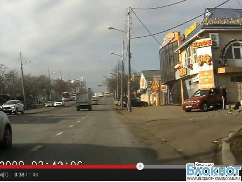 Краснодар: при столкновении автомобилей пострадал пешеход (видео)