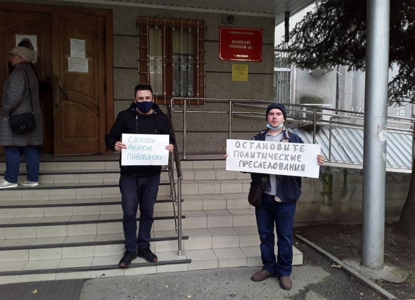 В Краснодаре задержали троих участников пикетов в поддержку Андрея Пивоварова и случайного прохожего