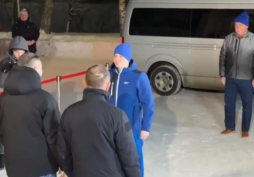 Космонавта Олега Платонова встретили хлебом-солью после полёта на МКС