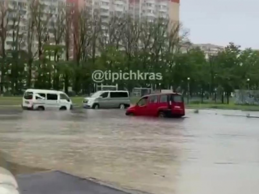 Краснодар опять затопило, на улицах работает спецтехника 