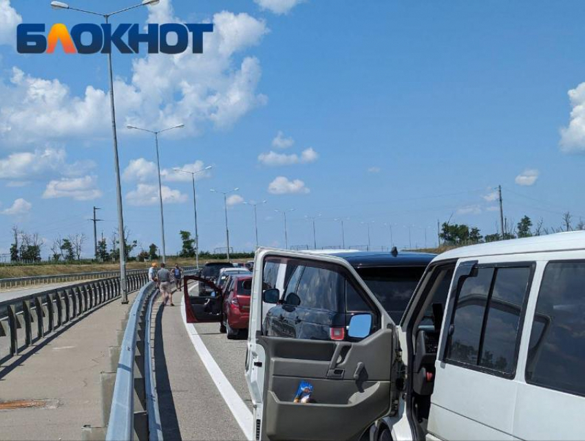 Массовый наплыв авто парализовал движение на подъезде к Крымскому мосту