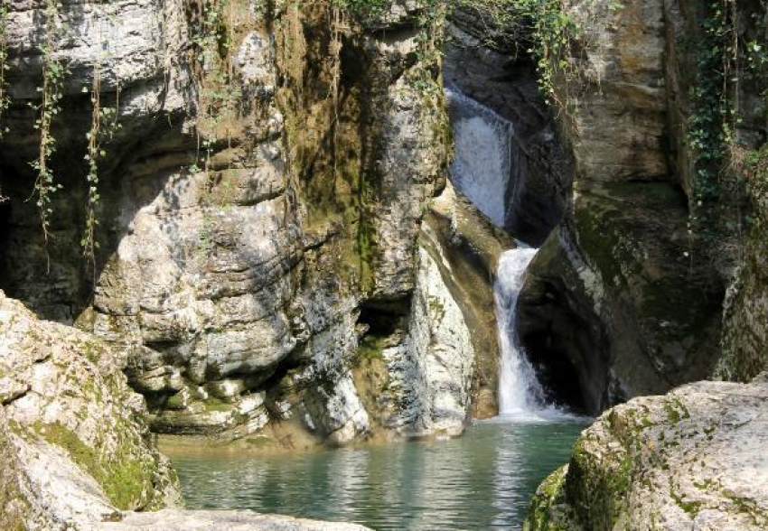 Спасатели эвакуировали женщину с Агурских водопадов