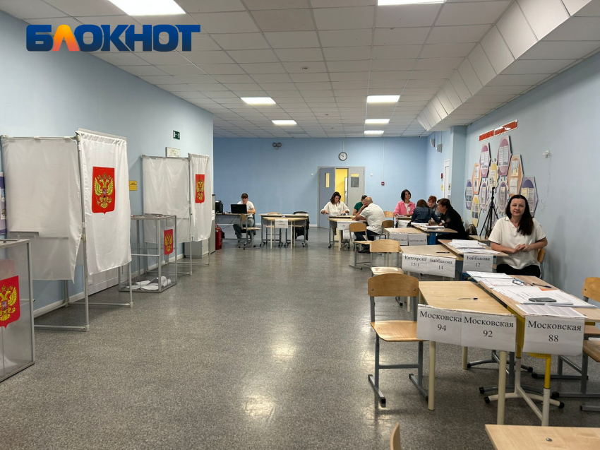 Детская коляска с сушками, скандалы и зарядка: в Краснодаре завершился третий день выборов