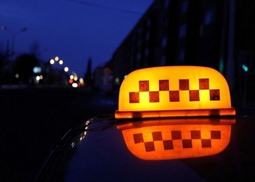 Жители Ставрополья расплатились с таксистом, украденными у него деньгами