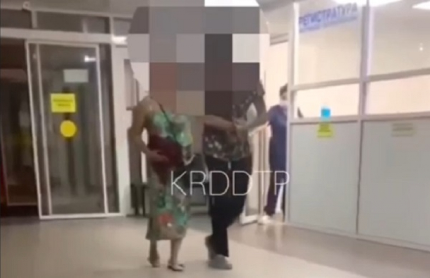 «Врачи просто ходят и смотрят»: в соцсетях показали гуляющую краснодарку с ножевым ранением по больнице