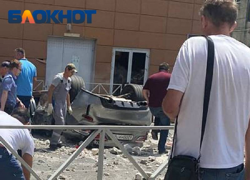 В Краснодаре авто вылетело с 3 этажа парковки в «Галерее»