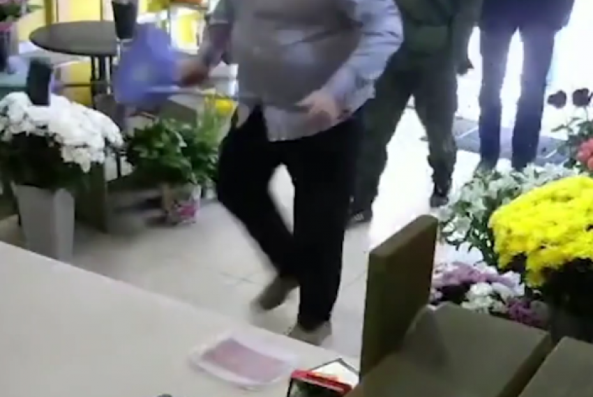  Босоногий наркоман, представившийся сотрудником госбезопасности, ограбил цветочный магазин в Краснодаре 