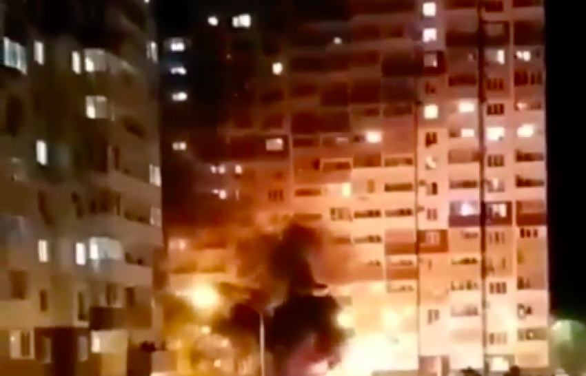 В Краснодаре загорелись две машины и прогремел взрыв: видео